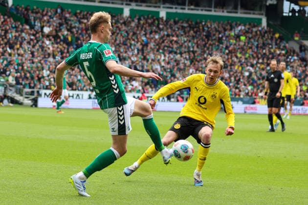 Bremen, Deutschland: 16. Mai 2026 - 34. Spieltag - 1. Bundesliga - Werder Bremen vs. Borussia Dortmund Im Bild: v.li. im Zweikampf Amos Pieper (Werder Bremen) und Maximilian Beier (BVB) DFL regulations prohibit any use of photographs as image sequences and or quasi-video. Copyright: HMBxMedia MadeleinexFantini