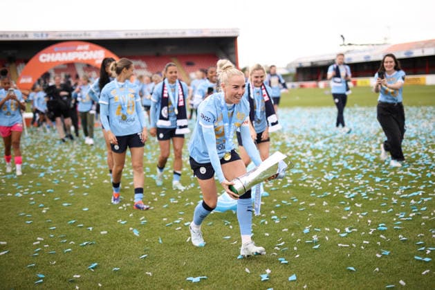 West Ham United v Manchester City WSL 16 May 2026, London - Women s Super League - West Ham United v Manchester City - Alex Greenwood of Manchester City lifts the WSL trophy - Photo: Jacques Feeney Offside. London UK Copyright: xJacquesxFeeneyx xOffsidexOffside