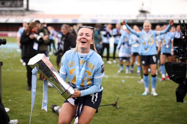 West Ham United v Manchester City WSL 16 May 2026, London - Women s Super League - West Ham United v Manchester City - Lauren Hemp of Manchester City celebrates with the WSL trophy - Photo: Jacques Feeney Offside. London UK Copyright: xJacquesxFeeneyx xOffsidexOffside
