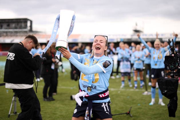 West Ham United v Manchester City WSL 16 May 2026, London - Women s Super League - West Ham United v Manchester City - Lauren Hemp of Manchester City celebrates with the WSL trophy - Photo: Jacques Feeney Offside. London UK Copyright: xJacquesxFeeneyx xOffsidexOffside