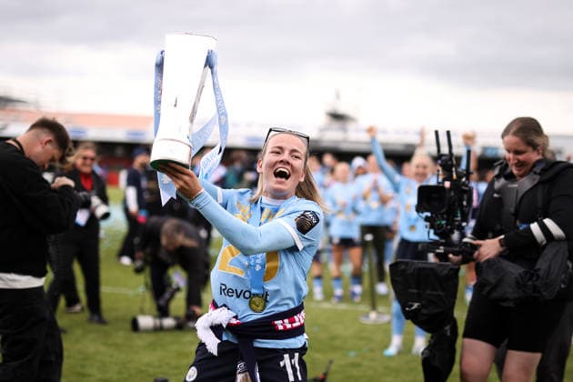 West Ham United v Manchester City WSL 16 May 2026, London - Women s Super League - West Ham United v Manchester City - Lauren Hemp of Manchester City celebrates with the WSL trophy - Photo: Jacques Feeney Offside. London UK Copyright: xJacquesxFeeneyx xOffsidexOffside