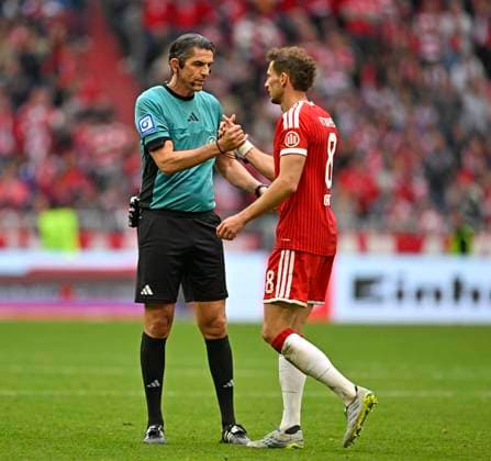 16.05.2026, Fussball Bundesliga 2025 2026, 34.Spieltag, FC Bayern München - 1.FC Köln, in der Allianz-Arena München, Leon Goretzka (re, FC Bayern München) und Schidsrichter Deniz Aytekin (Oberasbach) nehmen Abschied