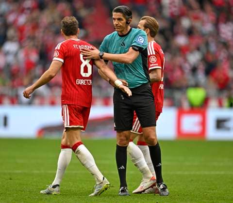 16.05.2026, Fussball Bundesliga 2025 2026, 34.Spieltag, FC Bayern München - 1.FC Köln, in der Allianz-Arena München, v.l. Leon Goretzka (FC Bayern München) und Schidsrichter Deniz Aytekin (Oberasbach) nehmen Abschied