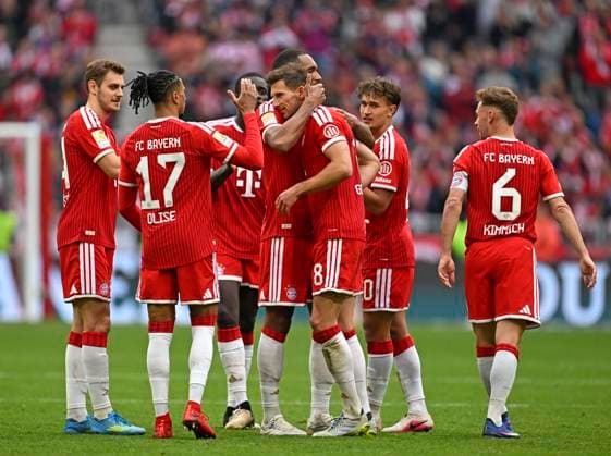 16.05.2026, Fussball Bundesliga 2025 2026, 34.Spieltag, FC Bayern München - 1.FC Köln, in der Allianz-Arena München, v.l. Josip Stanisic (Bayern München), Michael Olise (FC Bayern München), Dayot Upamecano (FC Bayern München), Jonathan Tah (FC Bayern München), Leon Goretzka (FC Bayern München), Tom Bischof (Bayern München) und Joshua Kimmich (FC Bayern München) nehmen Abschied