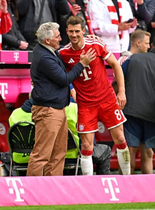 16.05.2026, Fussball Bundesliga 2025 2026, 34.Spieltag, FC Bayern München - 1.FC Köln, in der Allianz-Arena München, v.l. Bastian Schweinsteiger (Deutschland) und Leon Goretzka (FC Bayern München)