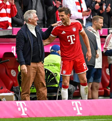 16.05.2026, Fussball Bundesliga 2025 2026, 34.Spieltag, FC Bayern München - 1.FC Köln, in der Allianz-Arena München, v.l. Bastian Schweinsteiger (Deutschland) und Leon Goretzka (FC Bayern München)