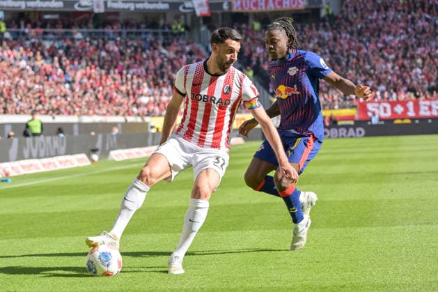 Vincenzo Grifo (SC Freiburg, 32) mit Ball vor Saint-Cyr Johan Bakayoko (RB Leipzig, 09) GER, SC Freiburg - RB Leipzig, Fussball, Bundesliga, 34. Spieltag, Saison 2025 2026, 16.05.2026 DFL DFB REGULATIONS PROHIBIT ANY USE OF PHOTOGRAPHS AS IMAGE SEQUENCES AND OR QUASI-VIDEO GER, SC Freiburg - RB Leipzig, Fussball, Bundesliga, 34. Spieltag, Saison 2025 2026, 16.05.2026 Freiburg Copyright: xEibner-Pressefoto ThomasxHessx EP_THS