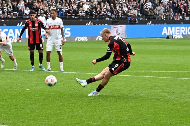 16.05.2026, xsltx, Fussball 1.Bundesliga, Eintracht Frankfurt - VfB Stuttgart v.l. Jonathan Jonny Burkardt (Eintracht Frankfurt) Torschuetze, erzielt das Tor, Treffer, scores the goal 1:2 Elfmeter (DFL DFB REGULATIONS PROHIBIT ANY USE OF PHOTOGRAPHS as IMAGE SEQUENCES and or QUASI-VIDEO) Frankfurt am Main