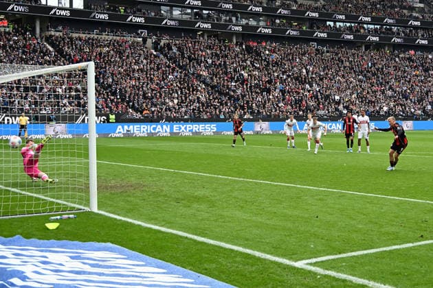 16.05.2026, xsltx, Fussball 1.Bundesliga, Eintracht Frankfurt - VfB Stuttgart v.l. Jonathan Jonny Burkardt (Eintracht Frankfurt) Torschuetze, erzielt das Tor, Treffer, scores the goal 1:2 Elfmeter (DFL DFB REGULATIONS PROHIBIT ANY USE OF PHOTOGRAPHS as IMAGE SEQUENCES and or QUASI-VIDEO) Frankfurt am Main