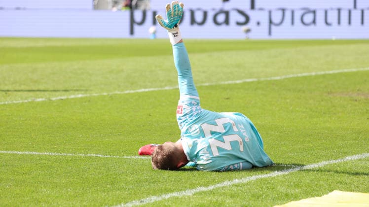 16.05.2026, xrekx, Fussball 1.Bundesliga, 1.FC Heidenheim - FSV Mainz 05 v.l. Daniel Batz (1.FSV Mainz 05) verletzt, Verletzung, Schmerz, Schmerzen, injured, injury, pain, pains (DFL DFB REGULATIONS PROHIBIT ANY USE OF PHOTOGRAPHS as IMAGE SEQUENCES and or QUASI-VIDEO) Heidenheim