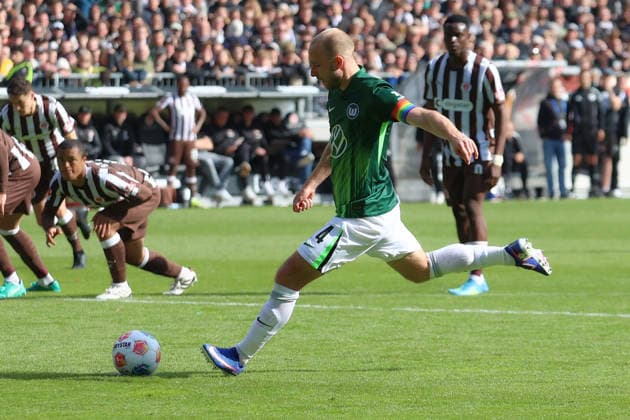 16.05.2026, xtgx, Fussball 1.Bundesliga, FC St.Pauli - VfL Wolfsburg v.l. Christian Eriksen (VfL Wolfsburg) vergibt den Elfmeter (DFL DFB REGULATIONS PROHIBIT ANY USE OF PHOTOGRAPHS as IMAGE SEQUENCES and or QUASI-VIDEO) Hamburg