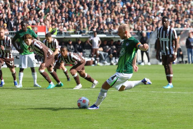 16.05.2026, xtgx, Fussball 1.Bundesliga, FC St.Pauli - VfL Wolfsburg v.l. Christian Eriksen (VfL Wolfsburg) vergibt den Elfmeter (DFL DFB REGULATIONS PROHIBIT ANY USE OF PHOTOGRAPHS as IMAGE SEQUENCES and or QUASI-VIDEO) Hamburg
