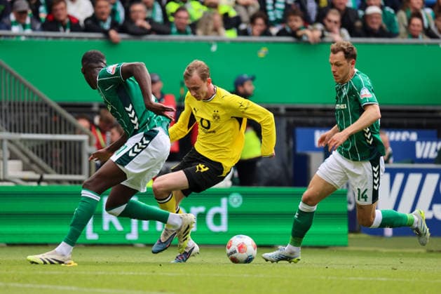 Bremen, Deutschland: 16. Mai 2026 - 34. Spieltag - 1. Bundesliga - Werder Bremen vs. Borussia Dortmund Im Bild: v.li. im Zweikampf Karim Coulibaly (Werder Bremen), Maximilian Beier (BVB) und Senne Lynen (Werder Bremen) DFL regulations prohibit any use of photographs as image sequences and or quasi-video. Copyright: HMBxMedia MadeleinexFantini