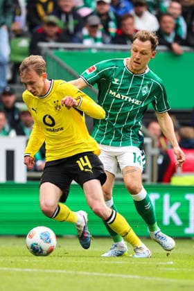 Bremen, Deutschland: 16. Mai 2026 - 34. Spieltag - 1. Bundesliga - Werder Bremen vs. Borussia Dortmund Im Bild: v.li. im Zweikampf Maximilian Beier (BVB) und Senne Lynen (Werder Bremen) DFL regulations prohibit any use of photographs as image sequences and or quasi-video. Copyright: HMBxMedia MadeleinexFantini