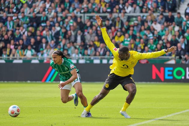 Bremen, Deutschland: 16. Mai 2026 - 34. Spieltag - 1. Bundesliga - Werder Bremen vs. Borussia Dortmund Im Bild: v.li. Isaac Schmidt (Werder Bremen) und Serhou Guirassy (BVB) DFL regulations prohibit any use of photographs as image sequences and or quasi-video. Copyright: HMBxMedia MadeleinexFantini