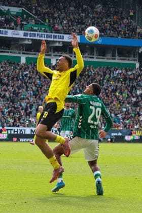 Bremen, Deutschland: 16. Mai 2026 - 34. Spieltag - 1. Bundesliga - Werder Bremen vs. Borussia Dortmund Im Bild: v.li. im Zweikampf Felix Nmecha (BVB) und Salim Musah (Werder Bremen) DFL regulations prohibit any use of photographs as image sequences and or quasi-video. Copyright: HMBxMedia MadeleinexFantini