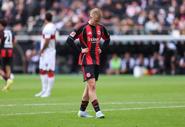 16.05.2026, Fussball Bundesliga, Eintracht Frankfurt - VfB Stuttgart, v.l., Jonathan Burkardt (Eintracht Frankfurt) enttaeuscht, enttaeuscht schauend, dissapointed, traurig, frustiert, frust, gefrustet, frustrated DFL DFB REGULATIONS PROHIBIT ANY USE OF PHOTOGRAPHS AS IMAGE SEQUENCES AND OR QUASI-VIDEO. xdcx Copyright: HMBxMedia Claus