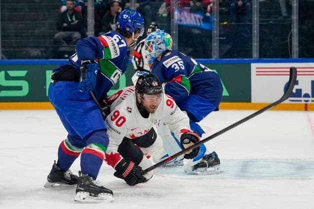 FRIBOURG, SWITZERLAND - MAY 16: Ryan O™reilly of Canada C) against Mikael Frycklund of Italy L) during the 2026 IIHF Ice hockey, Eishockey World Championship, WM, Weltmeisterschaft Switzerland game between Italy and Canada at BCF Arena on May 16, 2026 in Fribourg, Fribourg. Fribourg BCF Arena Fribourg Switzerland Copyright: xJustPictures.ch JarixPestelaccix jp-en-EuSpIm-JP6_JAR_Italy_Canada_16May2026_00010