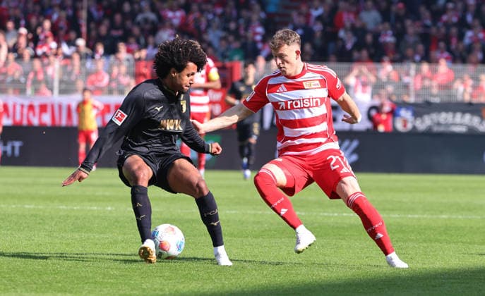Han Noah Massengo, Tim Skarke am Ball Zweikampf Spielszene Aktion Fußball Fussball Bundesliga Herren DFL 34.Spieltag Saison 2025 2026 16.05.2026 1.FC Union Berlin FCU vs. FC Augsburg FCA DFL regulations prohibit any use of photographs as image sequences and or quasi-video.