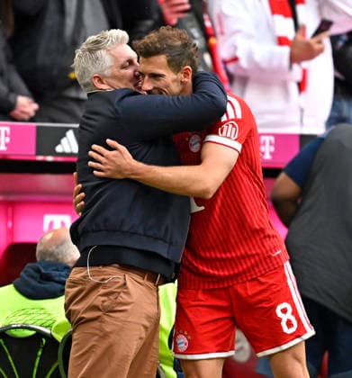 16.05.2026, Fussball Bundesliga 2025 2026, 34.Spieltag, FC Bayern München - 1.FC Köln, in der Allianz-Arena München, Bastian Schweinsteiger (Deutschland) verabschiedet sich von Leon Goretzka (FC Bayern München)
