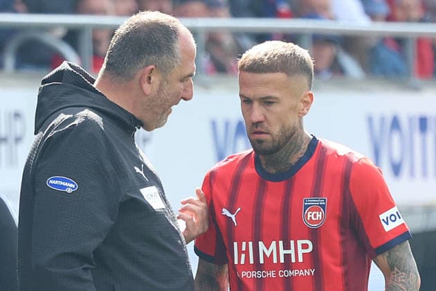 16.05.2026, xrekx, Fussball 1.Bundesliga, 1.FC Heidenheim - FSV Mainz 05 v.l. Frank Schmidt Trainer (1.FC Heidenheim 1846) Niklas Dorsch (1.FC Heidenheim 1846) gibt Anweisungen, gestikuliert, mit den Armen gestikulieren gives instructions, gesticulate (DFL DFB REGULATIONS PROHIBIT ANY USE OF PHOTOGRAPHS as IMAGE SEQUENCES and or QUASI-VIDEO) Heidenheim
