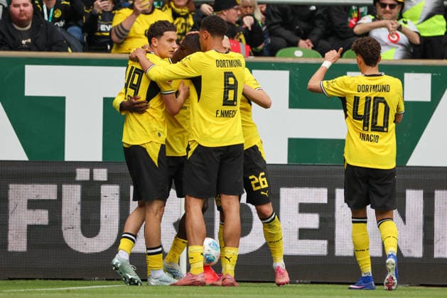 Bremen, Deutschland: 16. Mai 2026 - 34. Spieltag - 1. Bundesliga - Werder Bremen vs. Borussia Dortmund Im Bild: v.li. der Zweite Torschütze Serhou Guirassy (BVB) macht das Tor zum 1:0 für Dortmund und jubelt mit seinen Mannschaftskollegen, Samuele Inacio (BVB), rechts im Bild, zeigt Daumen hoch DFL regulations prohibit any use of photographs as image sequences and or quasi-video. Copyright: HMBxMedia MadeleinexFantini