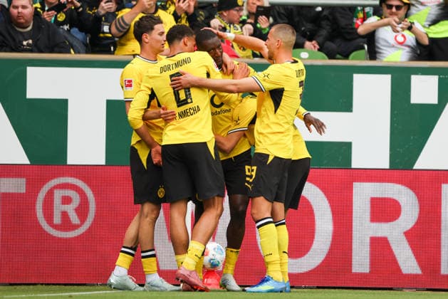 Bremen, Deutschland: 16. Mai 2026 - 34. Spieltag - 1. Bundesliga - Werder Bremen vs. Borussia Dortmund Im Bild: v.li. der Dritte Torschütze Serhou Guirassy (BVB) macht das Tor zum 1:0 für Dortmund und jubelt mit seinen Mannschaftskollegen DFL regulations prohibit any use of photographs as image sequences and or quasi-video. Copyright: HMBxMedia MadeleinexFantini