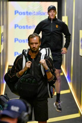 Foto IPP Cavaliere Emiliano. Roma 16 05 2026. Tennis Internazionali d Italia 2026. Nella foto: Daniil Medvedev alle sue spalle Jannik Sinner. Italy Photo Press - World Copyright italy ITALY  Copyright: xR4924_italyphotopressx