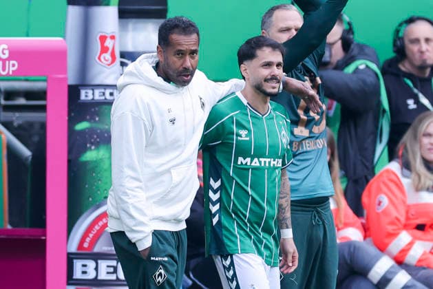 Leonardo Bittencourt (Werder Bremen) wird von Trainer Daniel Thioune (Werder Bremen) eingewechselt, Bundesliga, SV Werder Bremen v Borussia Dortmund, Weserstadion am 16. May 2026 in Bremen, Deutschland. (Foto von Marco Steinbrenner DeFodi Images) Leonardo Bittencourt (Werder Bremen) is brought on as a substitute by manager Daniel Thioune (Werder Bremen), Bundesliga, SV Werder Bremen v Borussia Dortmund, Weserstadion, May 16, 2026 in Bremen, Germany. (Photo by Marco Steinbrenner DeFodi Images) DFL regulations prohibit any use of photographs as image sequences and or quasi-video. -