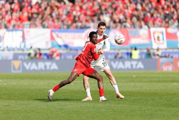 Christian Joe Conteh (10, 1.FC Heidenheim) und Anthony Caci (19, 1.FSV Mainz 05) beim Spiel zwischen 1.FC Heidenheim v 1.FSV Mainz 05, Fußball, Herren, Bundesliga, 2025 2026, 34.Spieltag am 16.05.2026 in Heidenheim, Voith-Arena. DFL and DFB regulations prohibit any use of photographs as image sequences and or quasi-video. Baden-Württemberg Deutschland