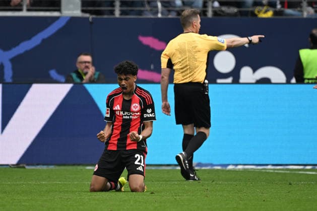 16.05.2026, xjhx, Fussball 1.Bundesliga, Eintracht Frankfurt - VfB Stuttgart v.l. Nathaniel Brown (Eintracht Frankfurt) jubelt über die Elfmeterentscheidung von Schiedsrichter Referee Tobias Welz (Wiesbaden) (DFL DFB REGULATIONS PROHIBIT ANY USE OF PHOTOGRAPHS as IMAGE SEQUENCES and or QUASI-VIDEO) Frankfurt am Main