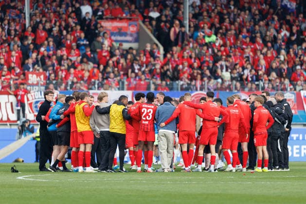 Frank Schmidt (Trainer, 1.FC Heidenheim), hält noch eine Ansprache beim Spiel zwischen 1.FC Heidenheim v 1.FSV Mainz 05, Fußball, Herren, Bundesliga, 2025 2026, 34.Spieltag am 16.05.2026 in Heidenheim, Voith-Arena. DFL and DFB regulations prohibit any use of photographs as image sequences and or quasi-video. Baden-Württemberg Deutschland
