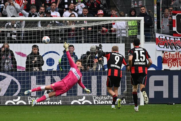 16.05.2026, xjhx, Fussball 1.Bundesliga, Eintracht Frankfurt - VfB Stuttgart v.l. Jonathan Jonny Burkardt (Eintracht Frankfurt) Torschuetze, erzielt das Tor, Treffer, scores the goal 2:2 Handelfmeter Alexander Nübel (VfB Stuttgart) (DFL DFB REGULATIONS PROHIBIT ANY USE OF PHOTOGRAPHS as IMAGE SEQUENCES and or QUASI-VIDEO) Frankfurt am Main