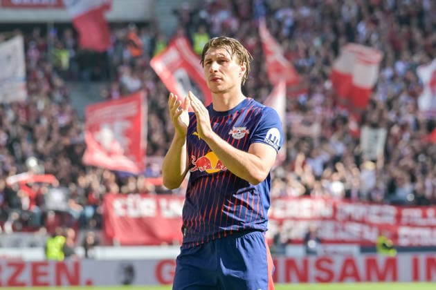 Willi Orban (RB Leipzig, 04) vor den Fans. GER, SC Freiburg - RB Leipzig, Fussball, Bundesliga, 34. Spieltag, Saison 2025 2026, 16.05.2026 DFL DFB REGULATIONS PROHIBIT ANY USE OF PHOTOGRAPHS AS IMAGE SEQUENCES AND OR QUASI-VIDEO GER, SC Freiburg - RB Leipzig, Fussball, Bundesliga, 34. Spieltag, Saison 2025 2026, 16.05.2026 Freiburg Copyright: xEibner-Pressefoto ThomasxHessx EP_THS
