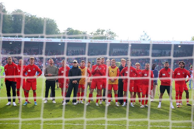 16.05.2026, xrekx, Fussball 1.Bundesliga, 1.FC Heidenheim - FSV Mainz 05 v.l. FC Heidenheim bedankt bedanken sich bei den Fans, the player thanks the fans for their support Patrick Mainka (1.FC Heidenheim 1846) (DFL DFB REGULATIONS PROHIBIT ANY USE OF PHOTOGRAPHS as IMAGE SEQUENCES and or QUASI-VIDEO) Heidenheim