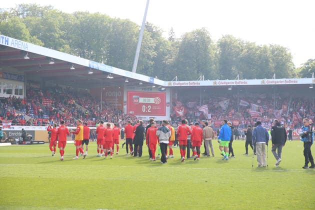16.05.2026, xrekx, Fussball 1.Bundesliga, 1.FC Heidenheim - FSV Mainz 05 v.l. FC Heidenheim bedankt bedanken sich bei den Fans, the player thanks the fans for their support Frank Schmidt Trainer (1.FC Heidenheim 1846) (DFL DFB REGULATIONS PROHIBIT ANY USE OF PHOTOGRAPHS as IMAGE SEQUENCES and or QUASI-VIDEO) Heidenheim