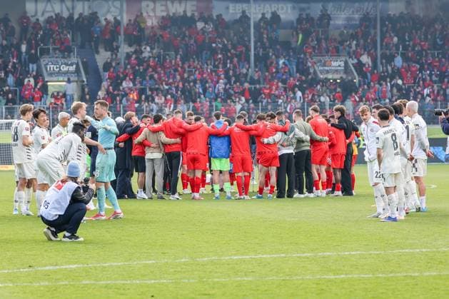 Die abgestiegene Mannschaft des 1. FC Heidenheim bildet einen Mannschaftslkreis, waehrend die Mainzer aus Respekt Spalier stehen, 1. FC Heidenheim vs. 1. FSV Mainz 05, Fussball, Maenner, Bundesliga, DFL, Saison 2025 2026, 34. Spieltag, Rueckrunde, 16.05.2026 DFB regulations prohibit any use of photographs as image sequences and or quasi-video Heidenheim Baden-Wuerttemberg Deutschland