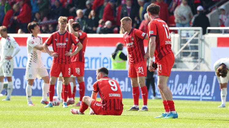 16.05.2026, xrekx, Fussball 1.Bundesliga, 1.FC Heidenheim - FSV Mainz 05 v.l. Spielende Stefan Schimmer (1.FC Heidenheim 1846) enttaeuscht, enttäuscht, schaut enttaeuscht, niedergeschlagen, disappointed (DFL DFB REGULATIONS PROHIBIT ANY USE OF PHOTOGRAPHS as IMAGE SEQUENCES and or QUASI-VIDEO) Heidenheim