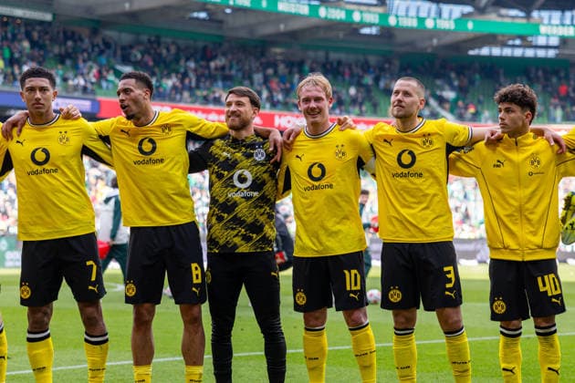 16.05.2026, 34. Spieltag in der 1. Fussball Bundesliga, SV Werder Bremen - Borussia Dortmund. v. l. Jobe Bellingham (Borussia Dortmund), Felix Nmecha (Borussia Dortmund), Salih Özcan (Borussia Dortmund), Julian Brandt (Borussia Dortmund), Waldemar Anton (Borussia Dortmund), Samuele Inacio (Borussia Dortmund) bedanken sich bei den Fans. Bremen Weserstadion Bremen Deutschland xRHR-FOTO DEx Copyright: DennisxEwert RHR-FOTOx RHR-FOTO DE
