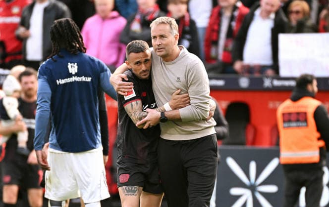 Fussball, Bundesliga, Deutschland, Herren, Saison 2025 2026, 34. Spieltag, BayArena Leverkusen: Bayer Leverkusen - Hamburger SV 1:1; Cheftrainer Kasper Hjulmand (LEV) und Aleix Garcia (LEV) nach Spielende. Enttäuschung, Frust, Aktion.