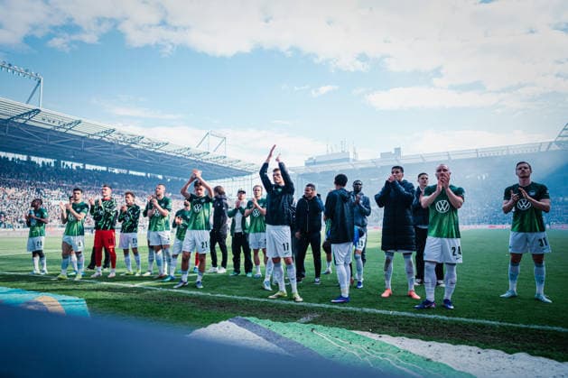 1. Bundesliga: FC St. Pauli vs. VfL Wolfsburg, 16.05.2026 Die Mannschaft steht vor den Fans und klatscht, der VfL Wolfsburg muss in die Relegation; Fußball, 1. Bundesliga, 34. Spieltag: FC St. Pauli vs. VfL Wolfsburg am 16.05.2026 im Millerntor-Stadion, Hamburg DFL REGULATIONS PROHIBIT ANY USE OF PHOTOGRAPHS AS IMAGE SEQUENCES AND OR QUASI-VIDEO. Copyright: xBEAUTIFULxSPORTS Tonhäuserx