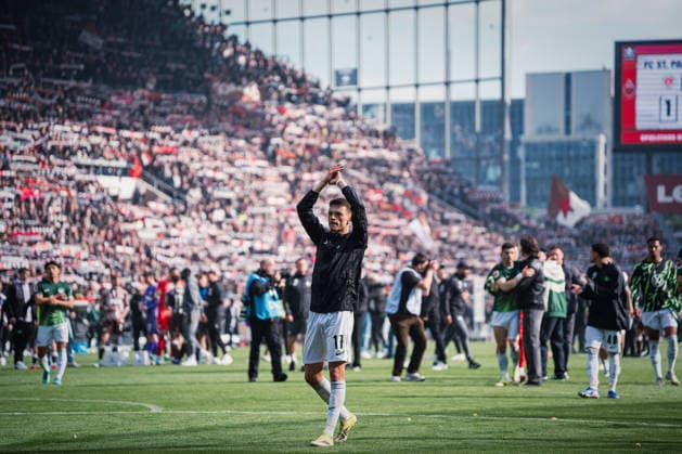 1. Bundesliga: FC St. Pauli vs. VfL Wolfsburg, 16.05.2026 DÅ¾enan PejÄinoviÄ‡ (VfL Wolfsburg, 17) klatscht zu den Fans, der VfL Wolfsburg muss in die Relegation; Fußball, 1. Bundesliga, 34. Spieltag: FC St. Pauli vs. VfL Wolfsburg am 16.05.2026 im Millerntor-Stadion, Hamburg DFL REGULATIONS PROHIBIT ANY USE OF PHOTOGRAPHS AS IMAGE SEQUENCES AND OR QUASI-VIDEO. Copyright: xBEAUTIFULxSPORTS Tonhäuserx