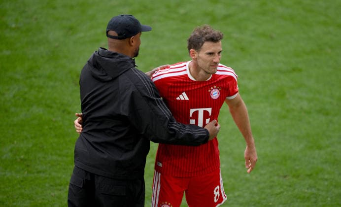 Fussball 1. Bundesliga Saison 2025 2026 34. Spieltag FC Bayern Muenchen - 1. FC Koeln 16.05.2026 Leon Goretzka (li, FC Bayern Muenchen) verabschiedet sich vom Trainer Vincent Kompany (re, FC Bayern Muenchen)