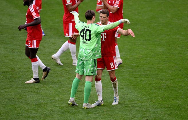 Fussball 1. Bundesliga Saison 2025 2026 34. Spieltag FC Bayern Muenchen - 1. FC Koeln 16.05.2026 Torwart Jonas Urbig (li, FC Bayern Muenchen) umarmt zum Abschied Leon Goretzka (re, FC Bayern Muenchen)