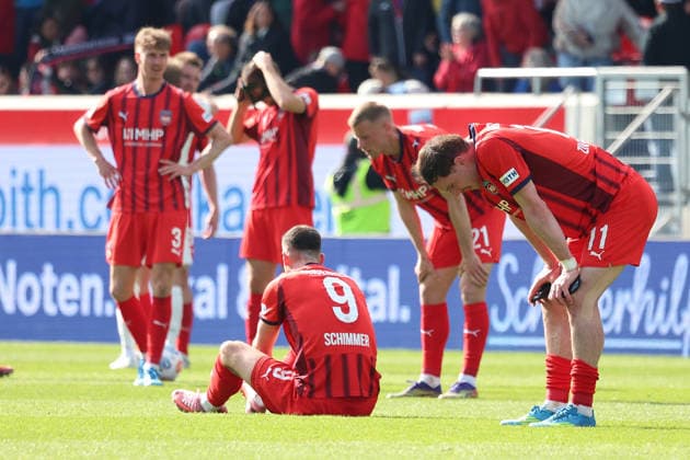 16.05.2026, xrekx, Fussball 1.Bundesliga, 1.FC Heidenheim - FSV Mainz 05 v.l. Spielende FC Heidenheim enttaeuscht, enttäuscht, schaut enttaeuscht, niedergeschlagen, disappointed Stefan Schimmer (1.FC Heidenheim 1846) Budu Zivzivadze (1.FC Heidenheim 1846) (DFL DFB REGULATIONS PROHIBIT ANY USE OF PHOTOGRAPHS as IMAGE SEQUENCES and or QUASI-VIDEO) Heidenheim