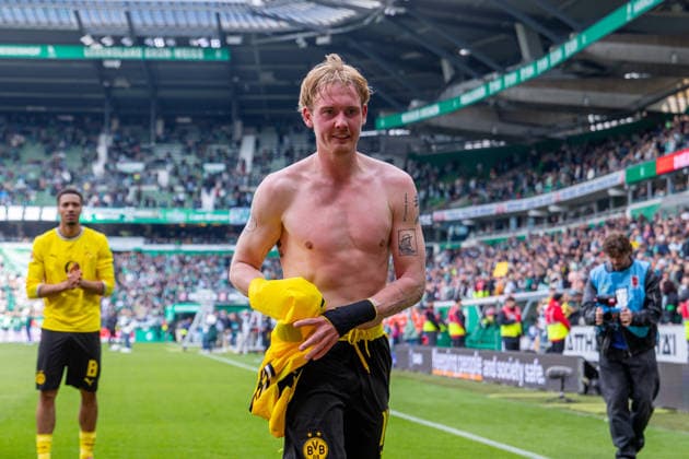16.05.2026, 34. Spieltag in der 1. Fussball Bundesliga, SV Werder Bremen - Borussia Dortmund. Julian Brandt (Borussia Dortmund) verschenkt sein Trikot. Bremen Weserstadion Bremen Deutschland xRHR-FOTO DEx Copyright: DennisxEwert RHR-FOTOx RHR-FOTO DE