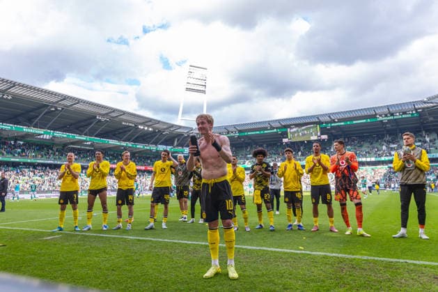 16.05.2026, 34. Spieltag in der 1. Fussball Bundesliga, SV Werder Bremen - Borussia Dortmund. Julian Brandt (Borussia Dortmund) bedankt und verabschiedet sich bei den Fans. Bremen Weserstadion Bremen Deutschland xRHR-FOTO DEx Copyright: DennisxEwert RHR-FOTOx RHR-FOTO DE