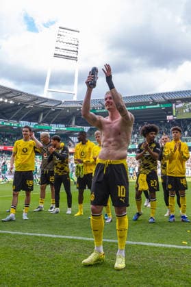 16.05.2026, 34. Spieltag in der 1. Fussball Bundesliga, SV Werder Bremen - Borussia Dortmund. Julian Brandt (Borussia Dortmund) bedankt und verabschiedet sich bei den Fans. Bremen Weserstadion Bremen Deutschland xRHR-FOTO DEx Copyright: DennisxEwert RHR-FOTOx RHR-FOTO DE