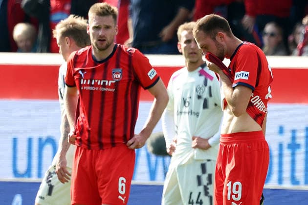 16.05.2026, xrekx, Fussball 1.Bundesliga, 1.FC Heidenheim - FSV Mainz 05 v.l. Spielende Jonas Föhrenbach (1.FC Heidenheim 1846) enttaeuscht, enttäuscht, schaut enttaeuscht, niedergeschlagen, disappointed (DFL DFB REGULATIONS PROHIBIT ANY USE OF PHOTOGRAPHS as IMAGE SEQUENCES and or QUASI-VIDEO) Heidenheim
