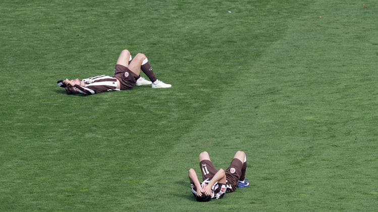 Hauke Wahl (FC St. Pauli) und Arkadiusz Pyrka (FC St. Pauli) enttaeuscht Fussball, 1.BL, Saison 2025 2026, Herren, FC St.Pauli gegen VfL Wolfsburg, 34.Spieltag , 1-3 Wolfsburg damit in der Relegation und St Pauli ist abgestiegen DFL REGULATIONS PROHIBIT ANY USE OF PHOTOGRAPHS AS IMAGE SEQUENCES AND OR QUASI-VIDEO.